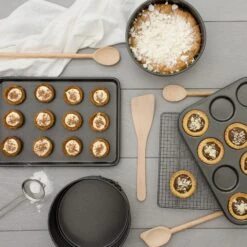 Non Stick Fluted Ring Cake Pan 27x18cm -Victorinox shop Bakemaster Lifestyle 2 2000px